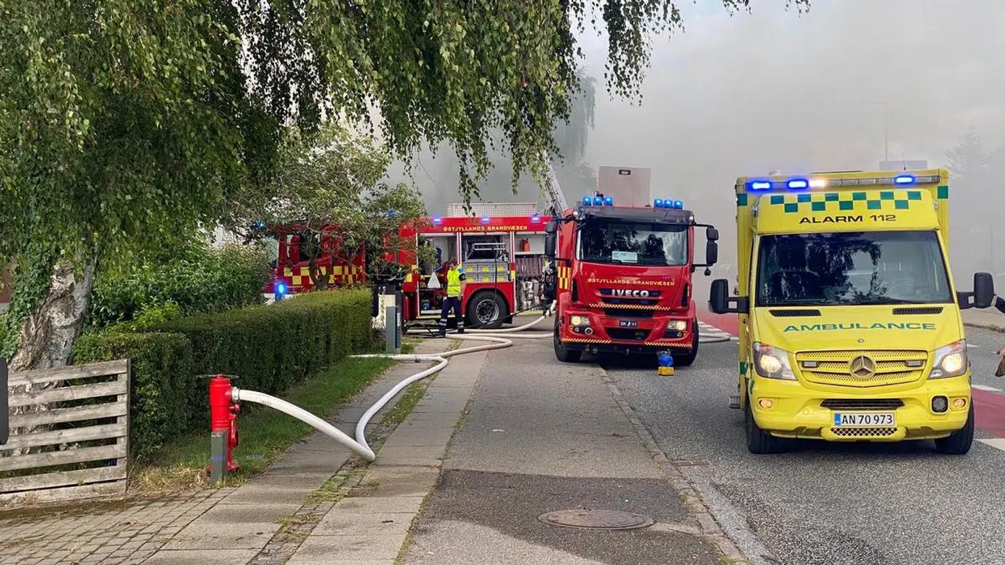 En ville på Vroldvej i Skanderborg er brudt i brand, og der er flere redningsfartøjer til stede.