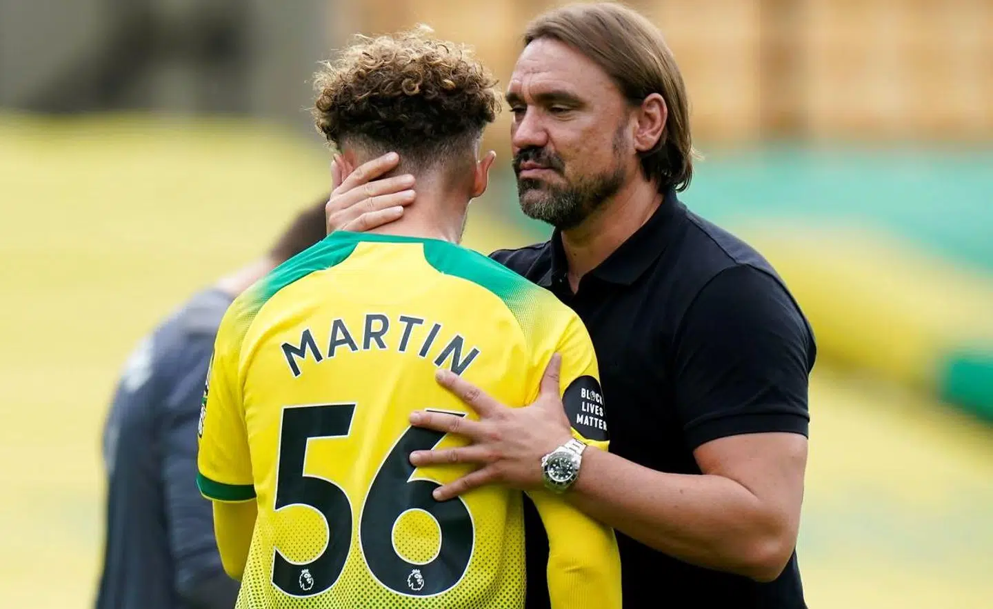 Norwichs tyske træner Daniel Farke trøster sin engelske midtbanespiller Josh Martin efter nederlaget til West Ham.