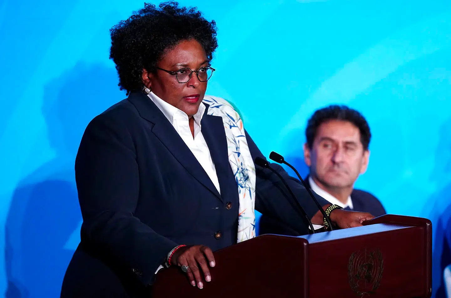 Barbados' premierminister' Mia Mottley' har fået ideen til, at udlændinge kan arbejde et år hjemmefra på Barbados.