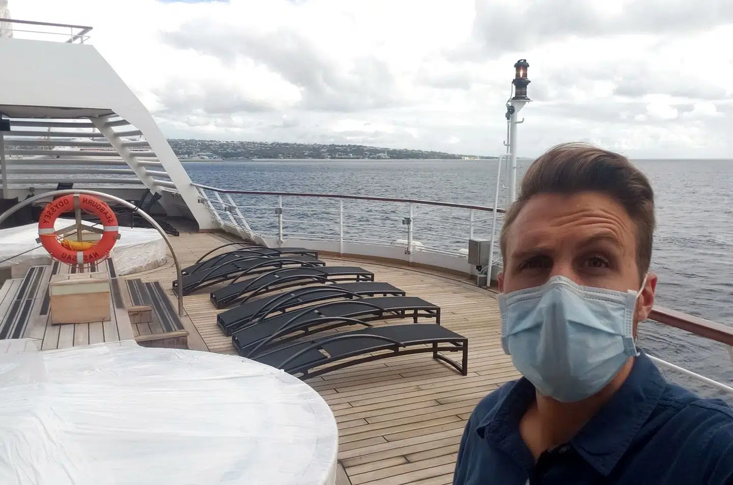 Skibsarbejder Ryan Driscoll på sit skib 'Seabourn Odyssey', der ligger for anker nær Barbados.