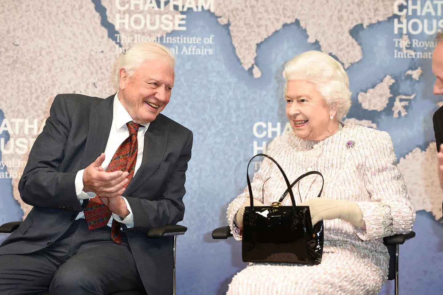 David Attenborough sammen med dronning Elizabeth, da han som den første englænder modtog den årlige Chatham House pris i 2019.