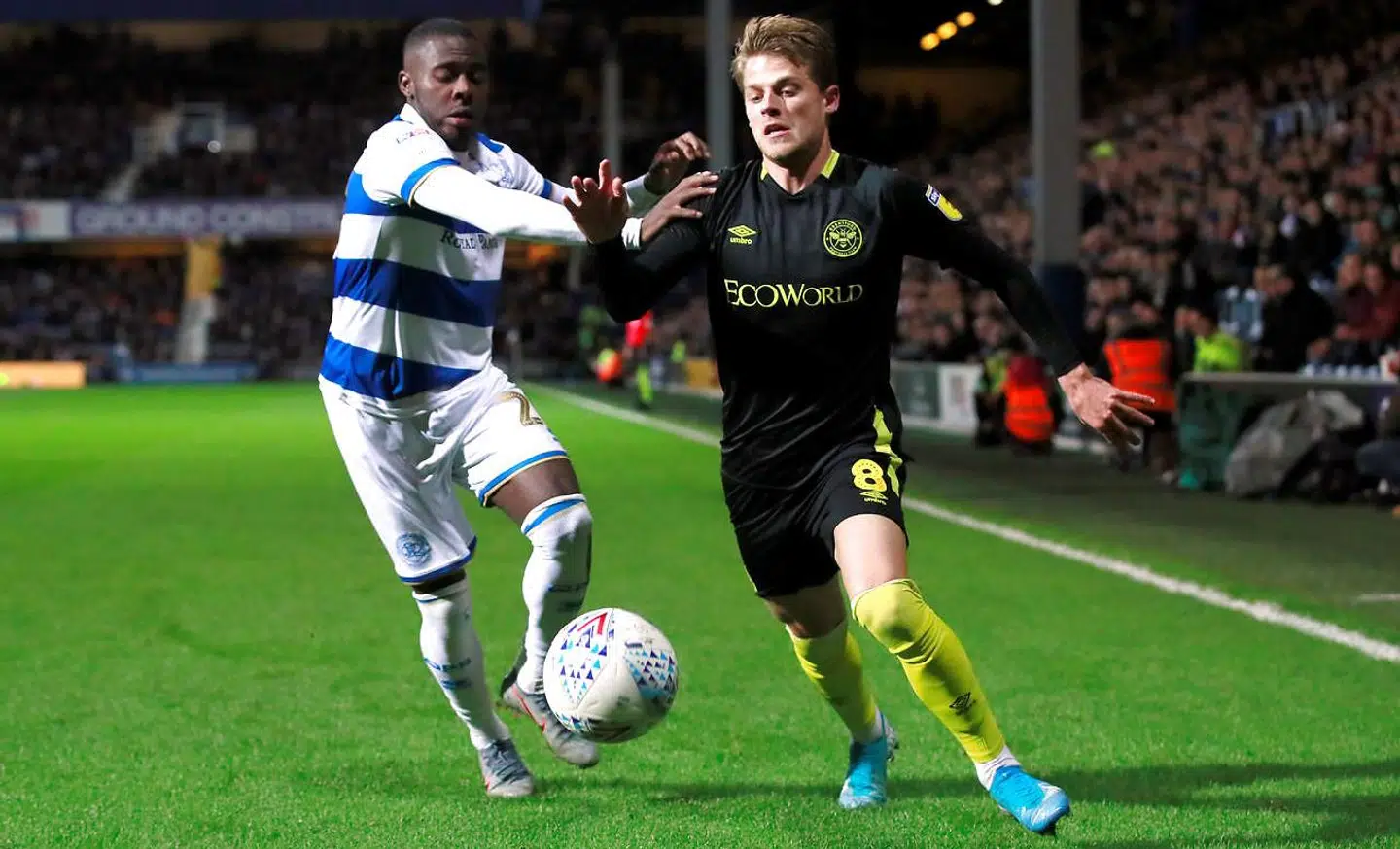 Mathias Jensen i aktion for Brentford mod Queens Park Rangers' Bright Osayi-Samuel 28. oktober 2019.