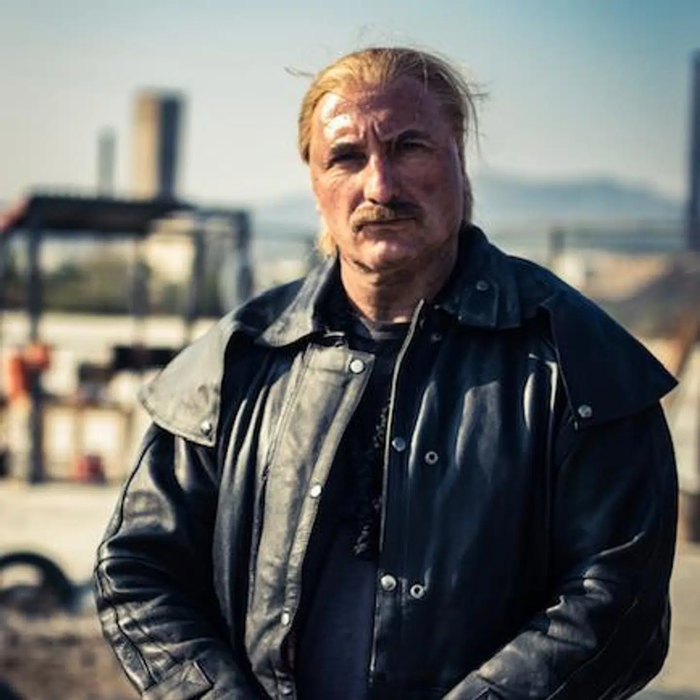Slavko Labović spiller for en gang skyld ifølge ham selv 'the good guy' i filmen 'Sons will', som er lavet i Serbien. Her et billede, hvor han bær læderjakken fra 'Pusher'.