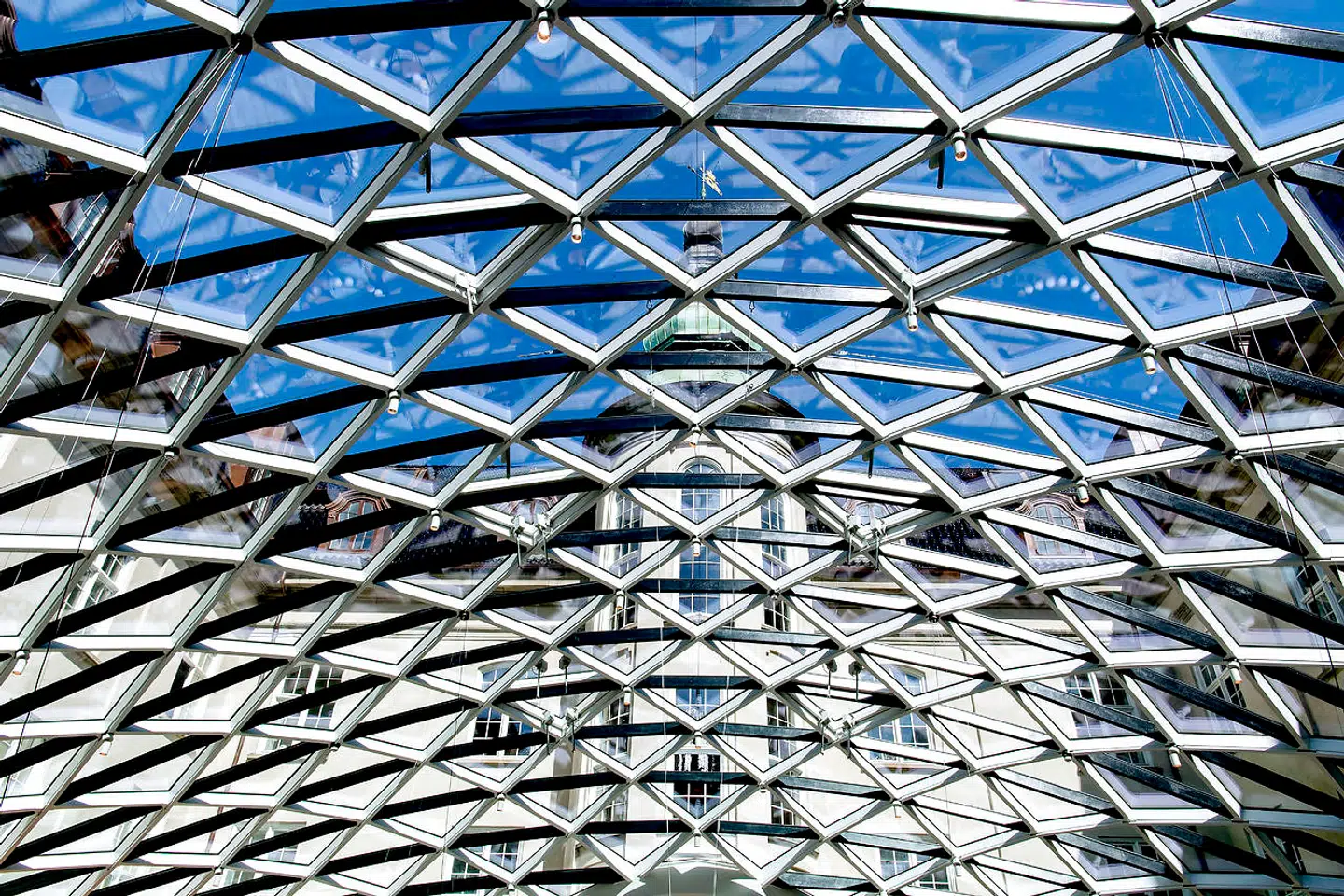 Glastaget over Villa Copenhagens courtyard. Petter Stordalen og Nordic Choice Hotels har bestræbt sig på at bevare så meget af den gamle Centralposthusbygning som muligt.