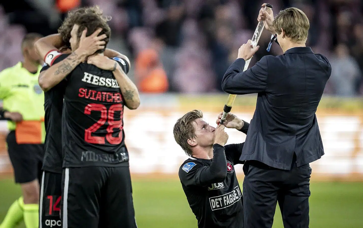 Anders Dreyer tager sin første ølbong, efter mesterskabet blev endegyldigt sikret torsdag aften.