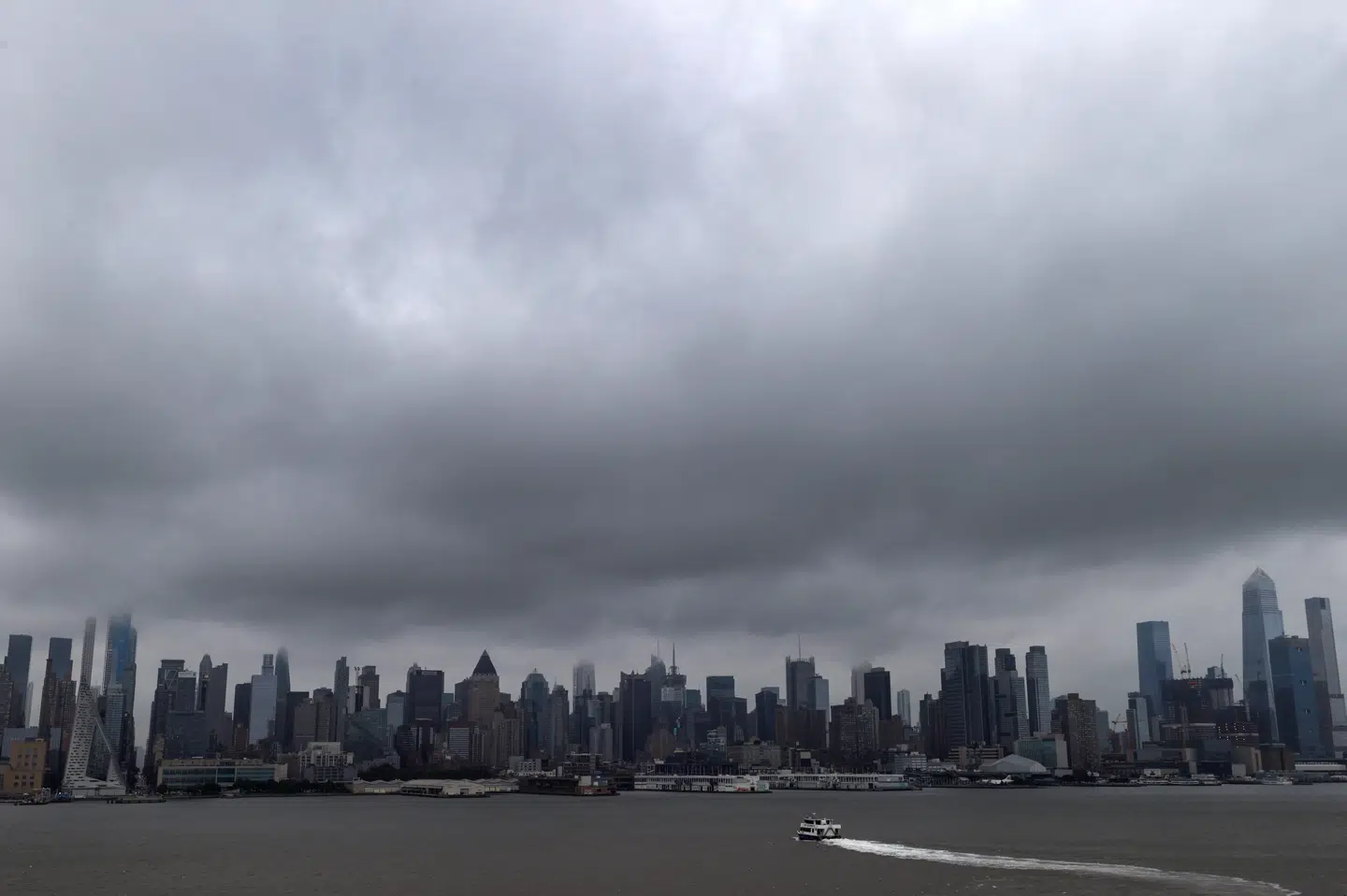 Skyer ligger tungt over New York City, før stormen Fay ventes at gå i land i weekenden. Mike Segar/Reuters