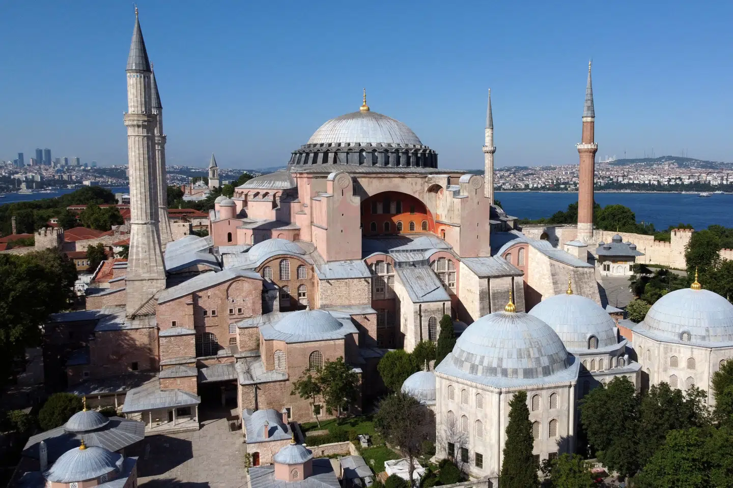 Hagia Sofia var en katedral i den byzantinske æra, men Det Osmanniske Rige erobrede Istanbul i 1453 og lavede katedralen om til en moské. I 1935 lavede det daværende verdslige styre i Tyrkiet Hagia Sofia om til et museum, hvilket ifølge domstolen var lovstridigt. (Arkivfoto). Murad Sezer/Reuters