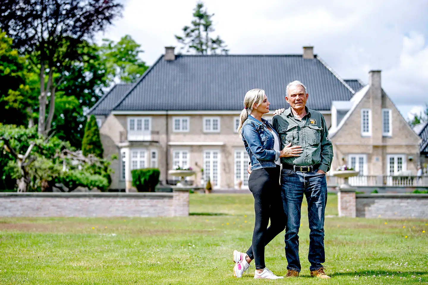 Den enorme have ud til Øresund ville normalt være den bedste legeplads for en hund. Men fordi Janni dagligt fodrer den rævefamilie, som har slået sig ned i haven, er der adgang forbudt for parrets mops.