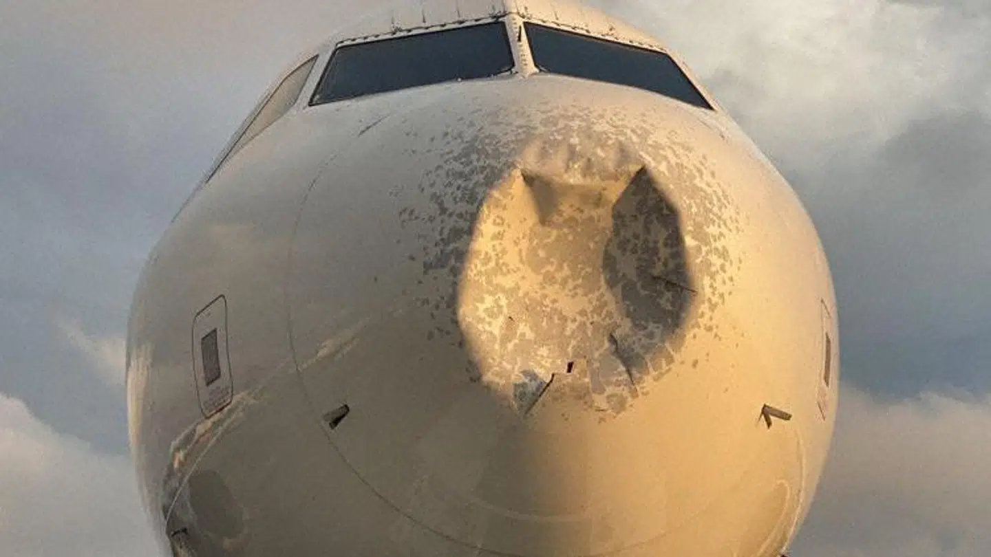 Sådan så flyet ud efter haglstormen. Foto: Bill Ritter/Twitter