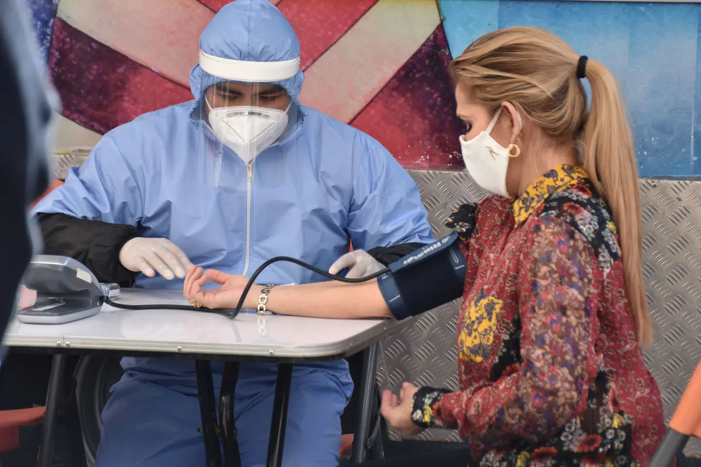 Bolivias midlertidige præsident, Jeanine Añez (th), vil isolere sig og arbejde videre, efter at hun er testet positiv for coronavirus. (Arkivfoto) Bolivian Presidency/Reuters