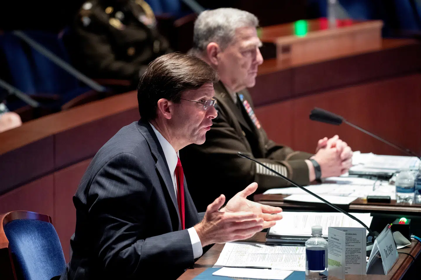 USA's forsvarsminister, Mark Esper(i forgrunden), og forsvarschefen, Mark Milley(i baggrunden) har torsdag fortalt Kongressen, at de amerikanske efterretningstjeneste ikke har kunne underbygge historier om russiske dusører på amerikanske soldaters liv. Pool/Reuters