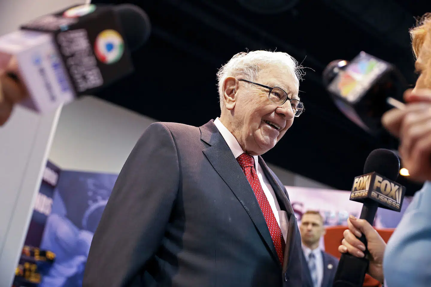 På det årlige aktionærmøde i Berkshire Hathaway svarer Warren Buffett på spørgsmål fra både medier og aktionærer. Her ses han på mødet i 2019.
