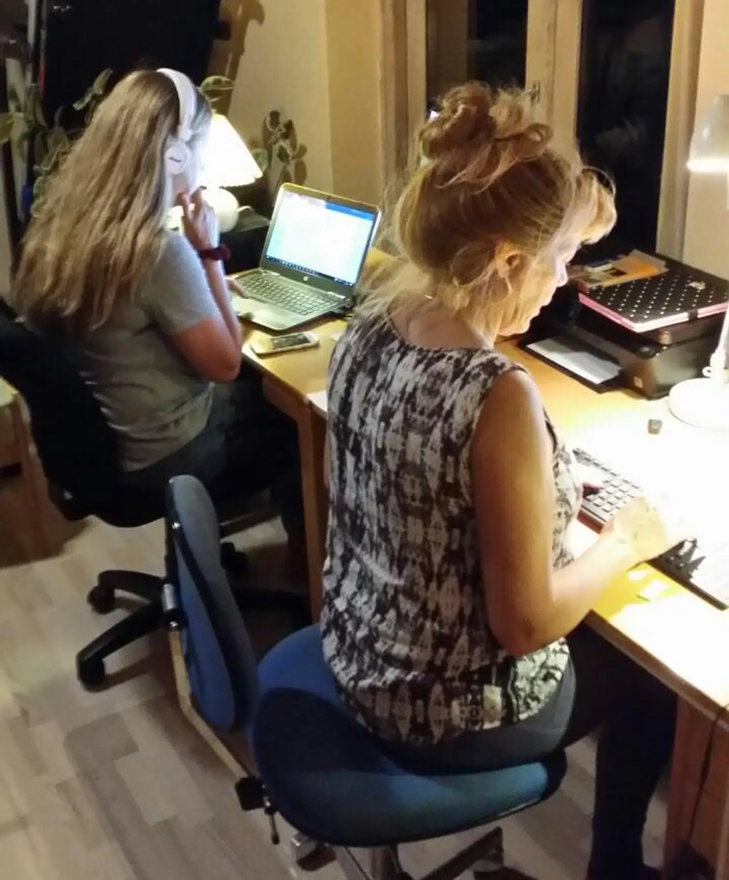 Kirsten og niecen lytter lydoptagelserne igennem