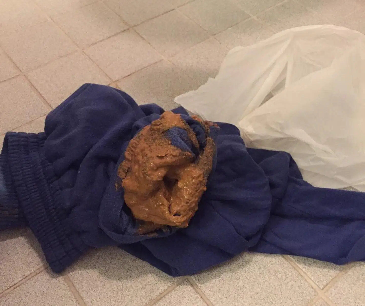 Da Kirsten åbnede en pose med vasketøj fra plejecentret, blev hun mødt af et par bukser med afføring, selvom det er meningen, at personalet skal skylle det af.