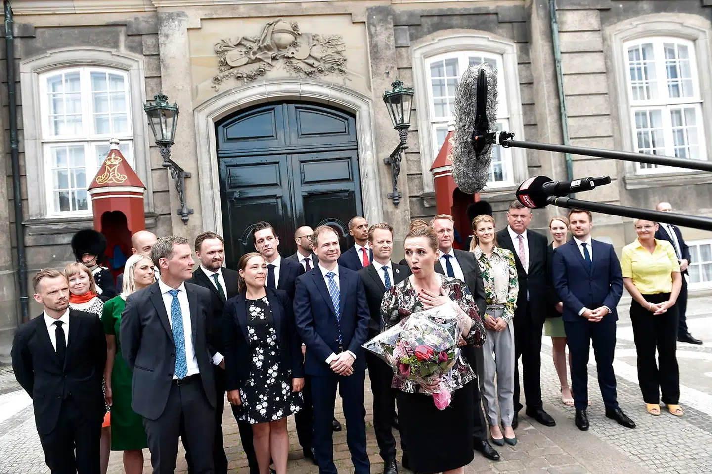 Mette Frederiksen præsenterede den nye S-regering på Amalienborg den 27. juni 2019. Her et år senere har særligt en minister gjort det dårligt, mener vælgerne.