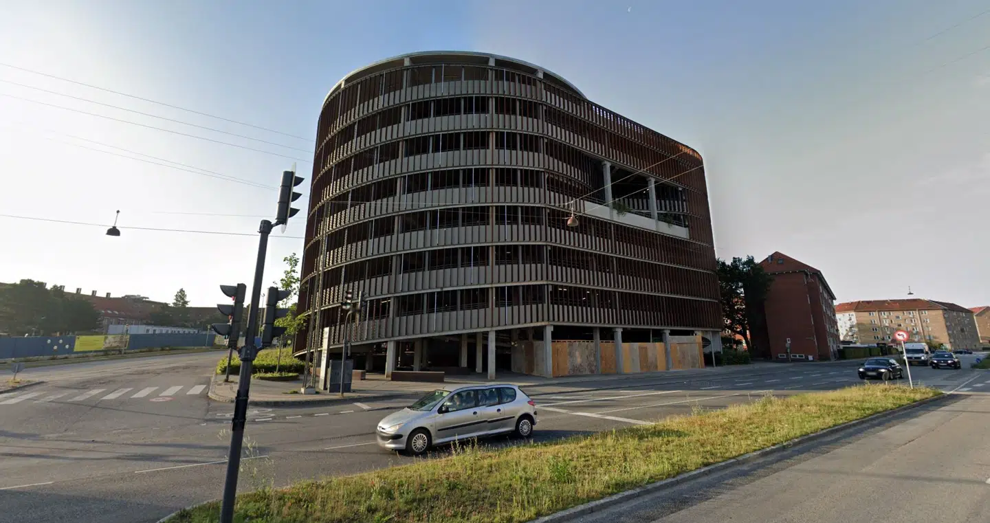Parkeringshuset ved Bispebjerg Hospital, hvor en gruppe unge skaber utryghed blandt stedets ansatte.