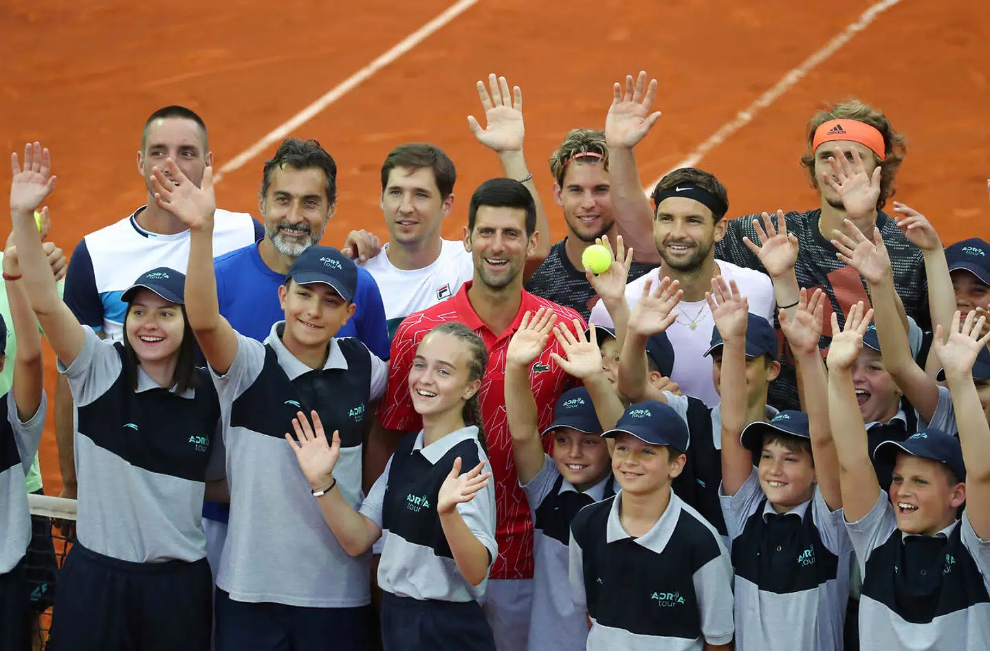 Her står både spillere og bolddrenge og -piger tæt på banen. Blandt de spillere, der var med til turneringen, var ud over Novak Djokovic også Grigor Dimitrov og Dominic Thiem.