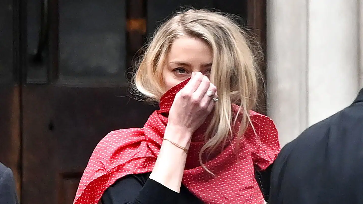 Amber Heard forlader her retten efter anden dag i sagen.