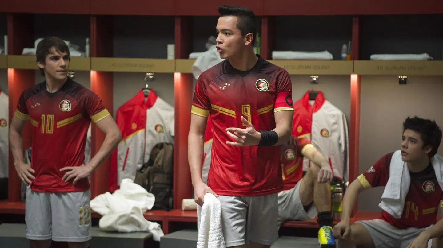 Sebastian Athie (i midten) i ungdomsserien 'O11CE'.