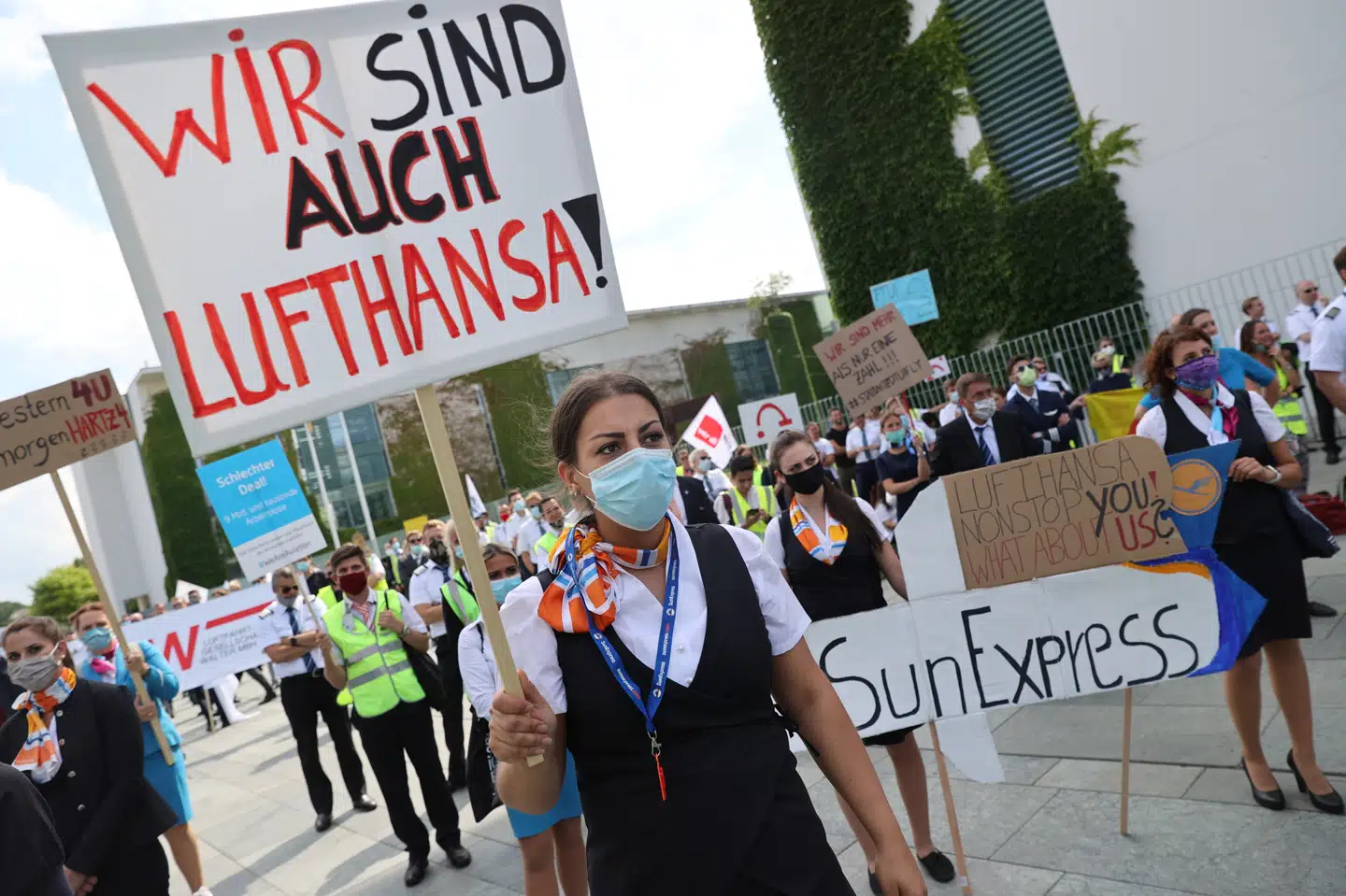 Ansatte i Lufthansa protesterede i sidste uge mod jobnedlæggelser foran forbundskansler Angela Merkels kontor i Berlin. Fabrizio Bensch/Reuters