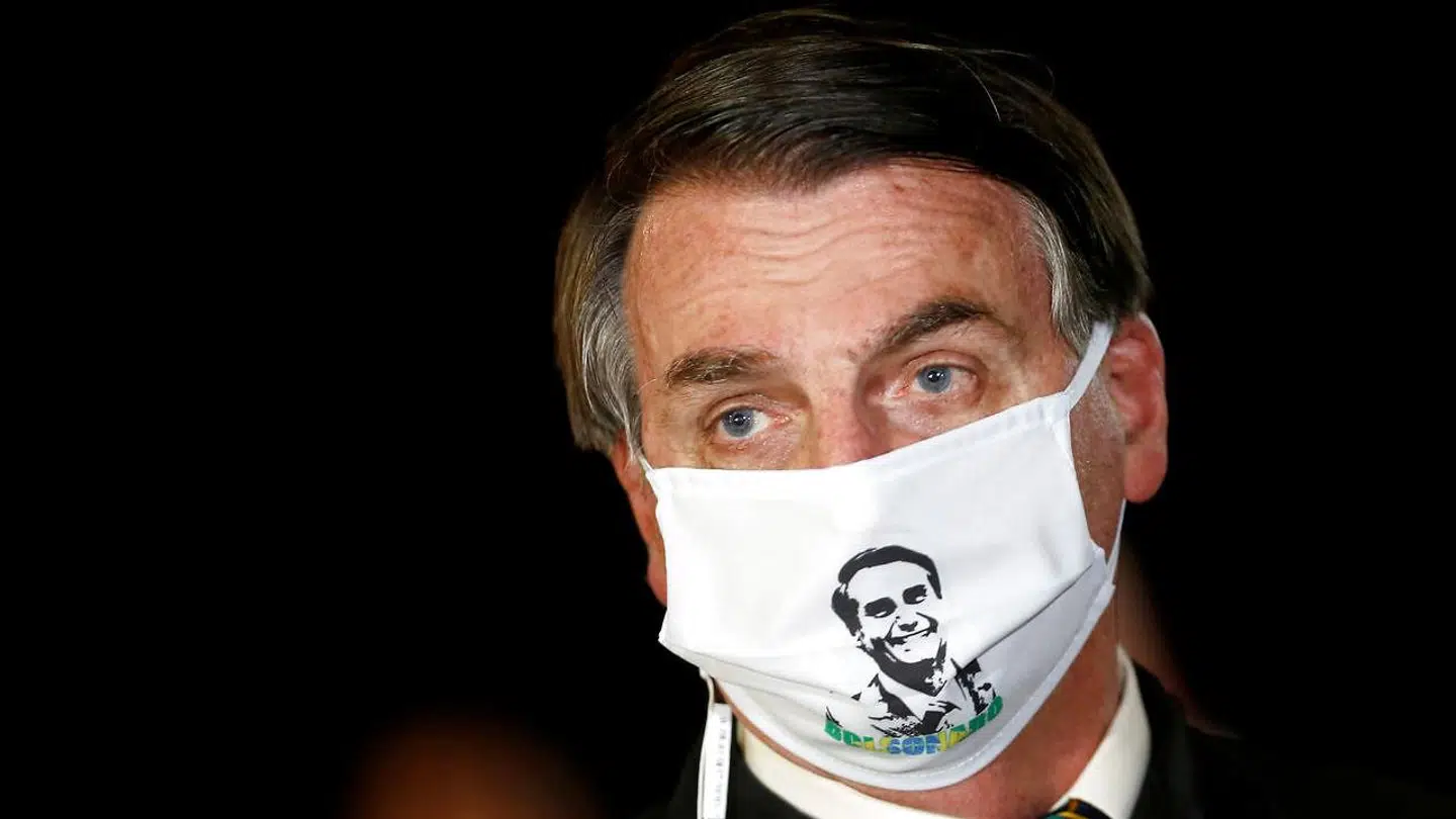 Arkivfoto af den brasilianske præsident Jair Bolsonaro i maj 2020. Præsidenten, som har selv har undervurderet pandemien, er nu konstateret smittet.
