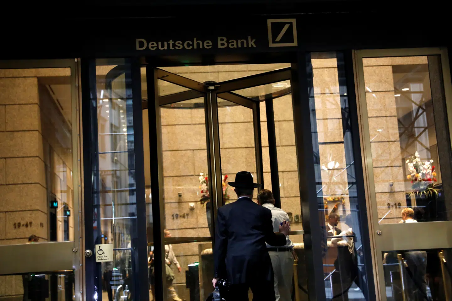 Deutsche Bank har fået en bøde svarende til en milliard kroner af finanstilsynet i den amerikanske delstat New York. Her er det den tyske storbanks hovedkvarter i New York City. (Arkivfoto) Andrew Kelly/Reuters