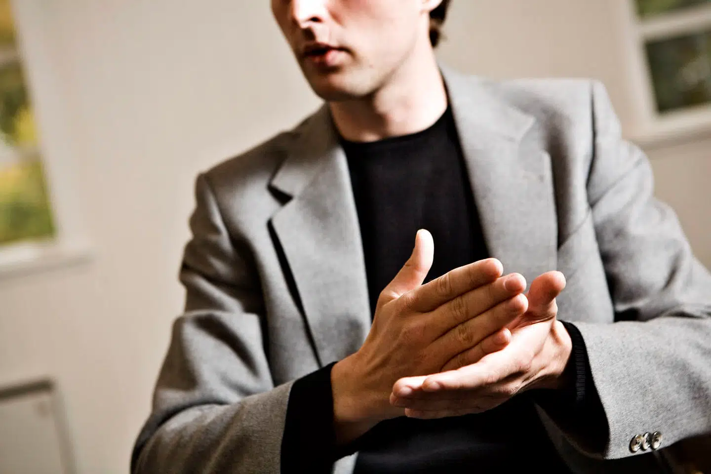 Der er mange bud på, hvorfor mennesket gestikulerer, når vi taler - og hvad funktionen bag vores kropslige kommunikation er.