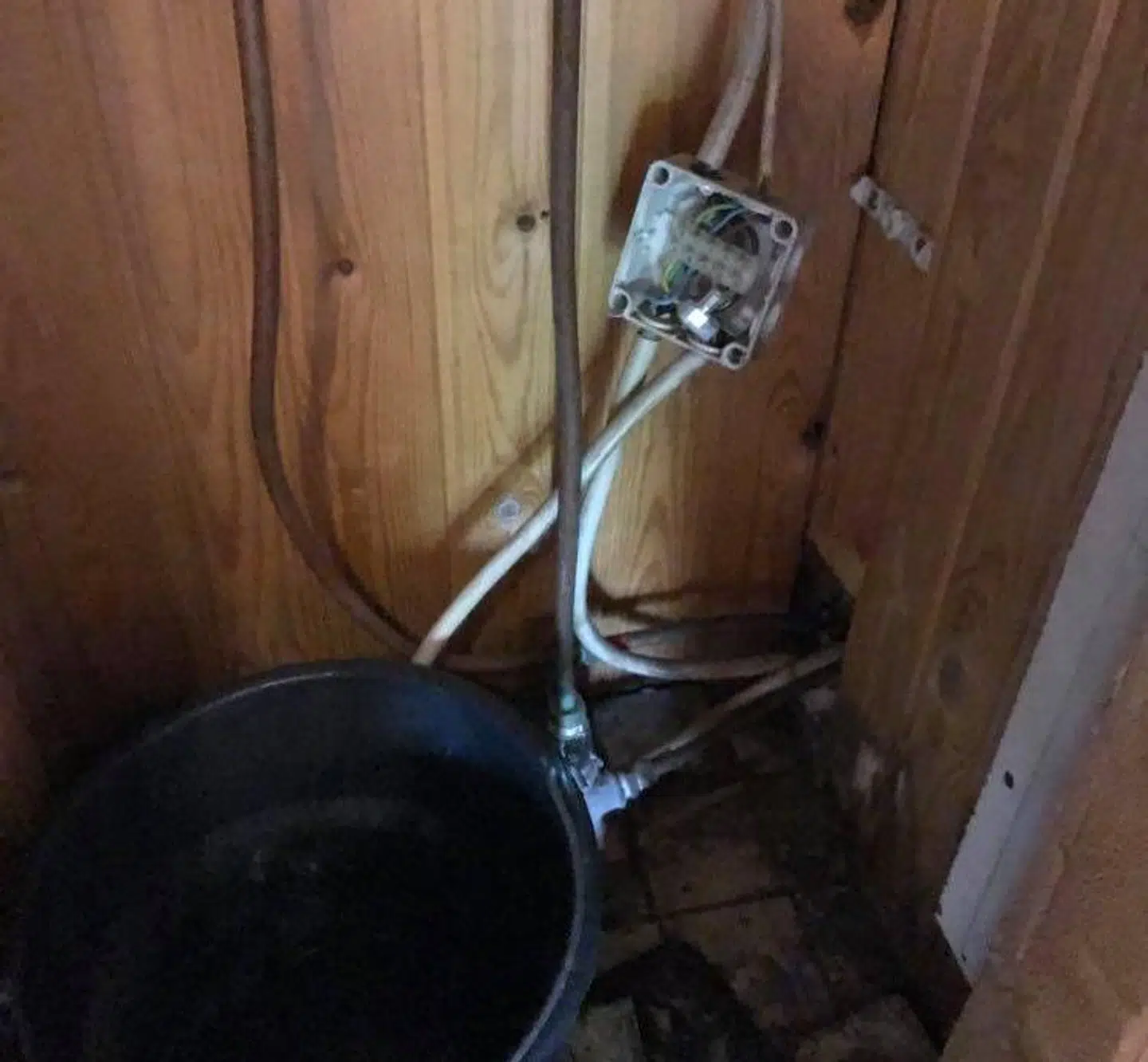 Her kan man se en form for stikkontakt, der er revet ud tæt på en dryppende vandinstallation