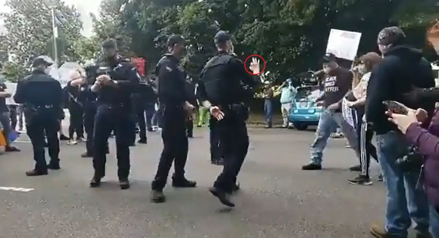 En betjents gestus ved en Black Lives Matter-demonstration har fået sindene i kog i USA.