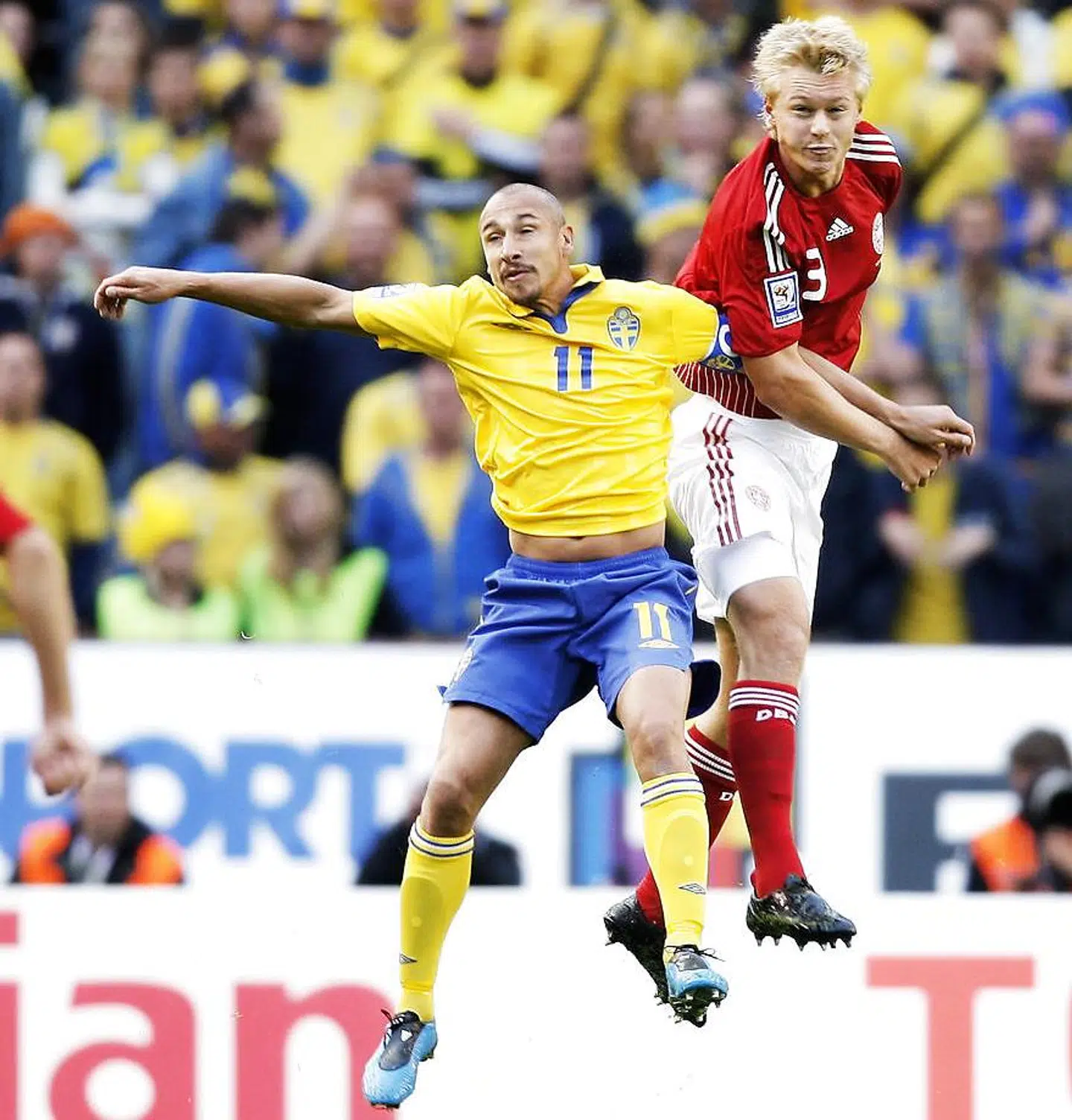 Henrik Larsson i duel med Simon Kjær under landskampen 6. juni 2009. Kort forinden var Henrik 'Henke' Larsson bror fundet død som følge af en overdosis.