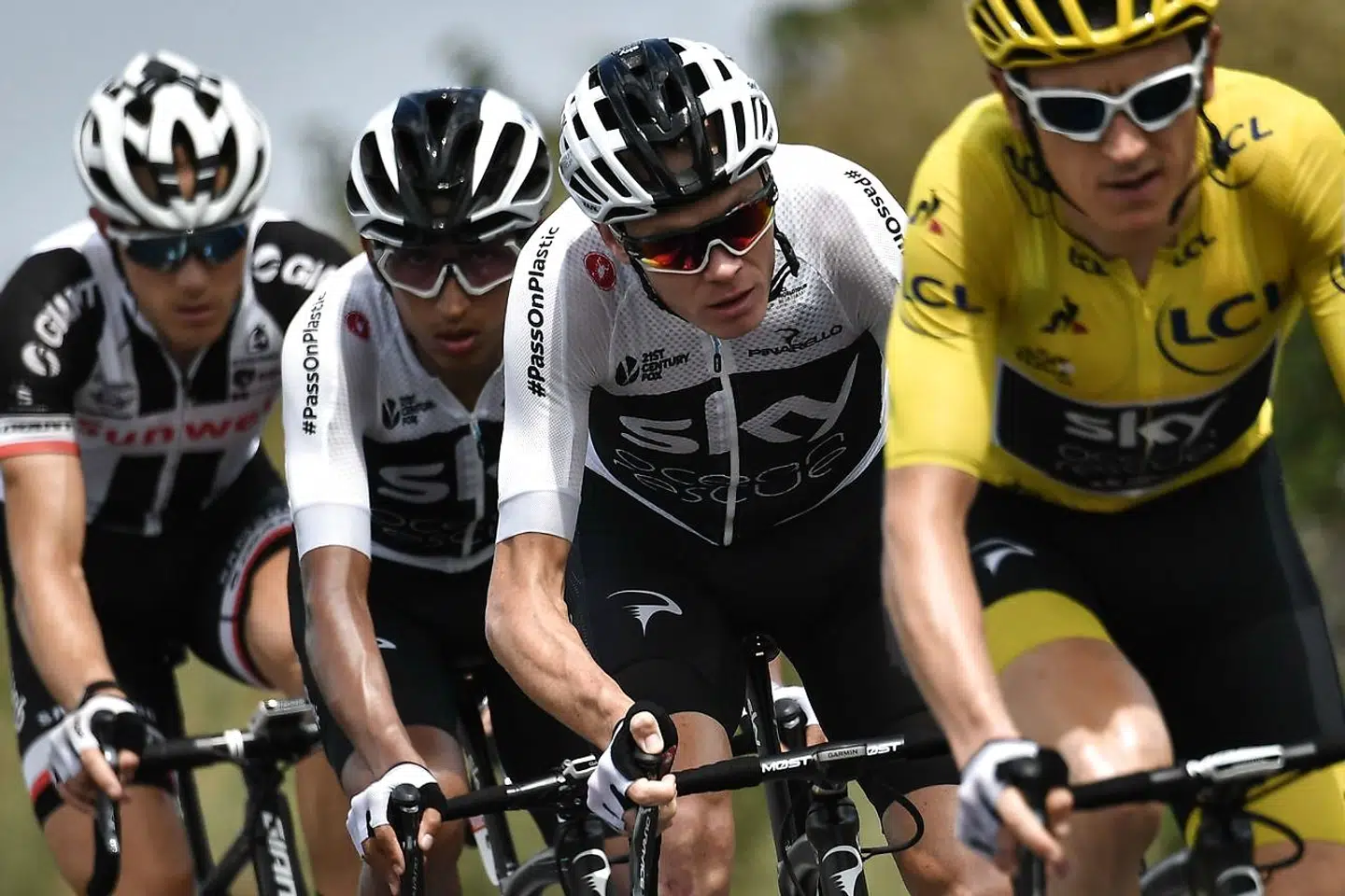 Geraint Thomas (i gult), Chris Froome (lige bagved Geraint Thomas) og Egan Bernal (lige bagved Chris Froome).
