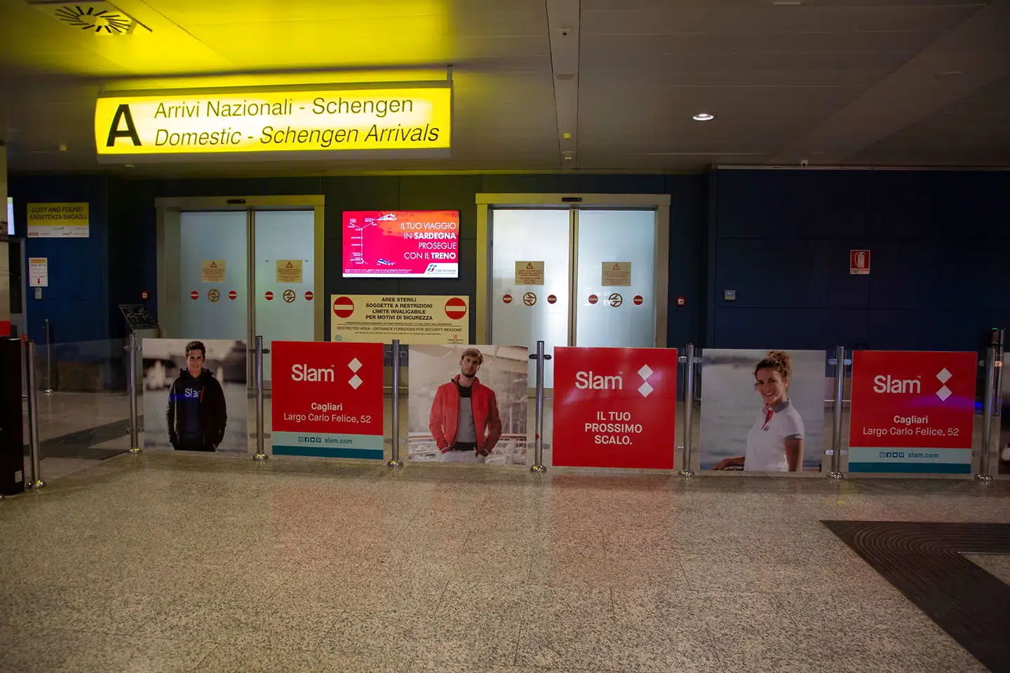 For fem amerikanere var denne lufthavn i Cagliaria på Sardinien et lukket land på grund af coronasmitten i USA. EPA/FABIO MURRU