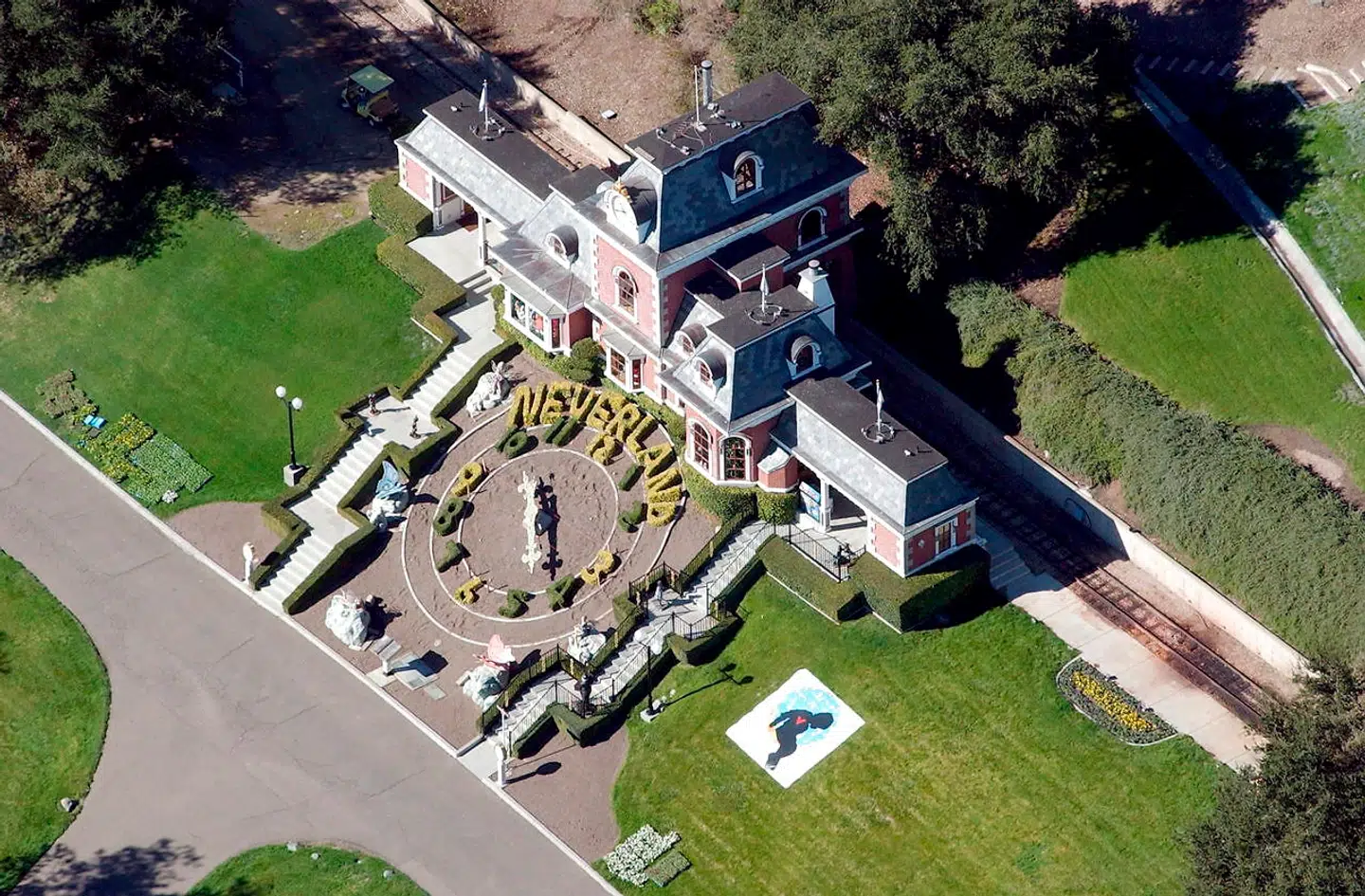 Neverland som Michael Jackon ejede frem til hans død. Ifølge anklagerne var det her, hvor misbrug af børn skulle have fundet sted.
