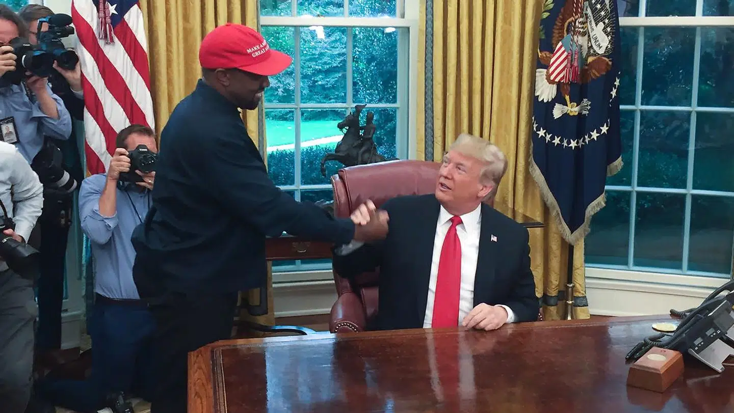 Kanye West (tv) sammen med præsident Donald Trump i Det Ovale Kontor i 2018.