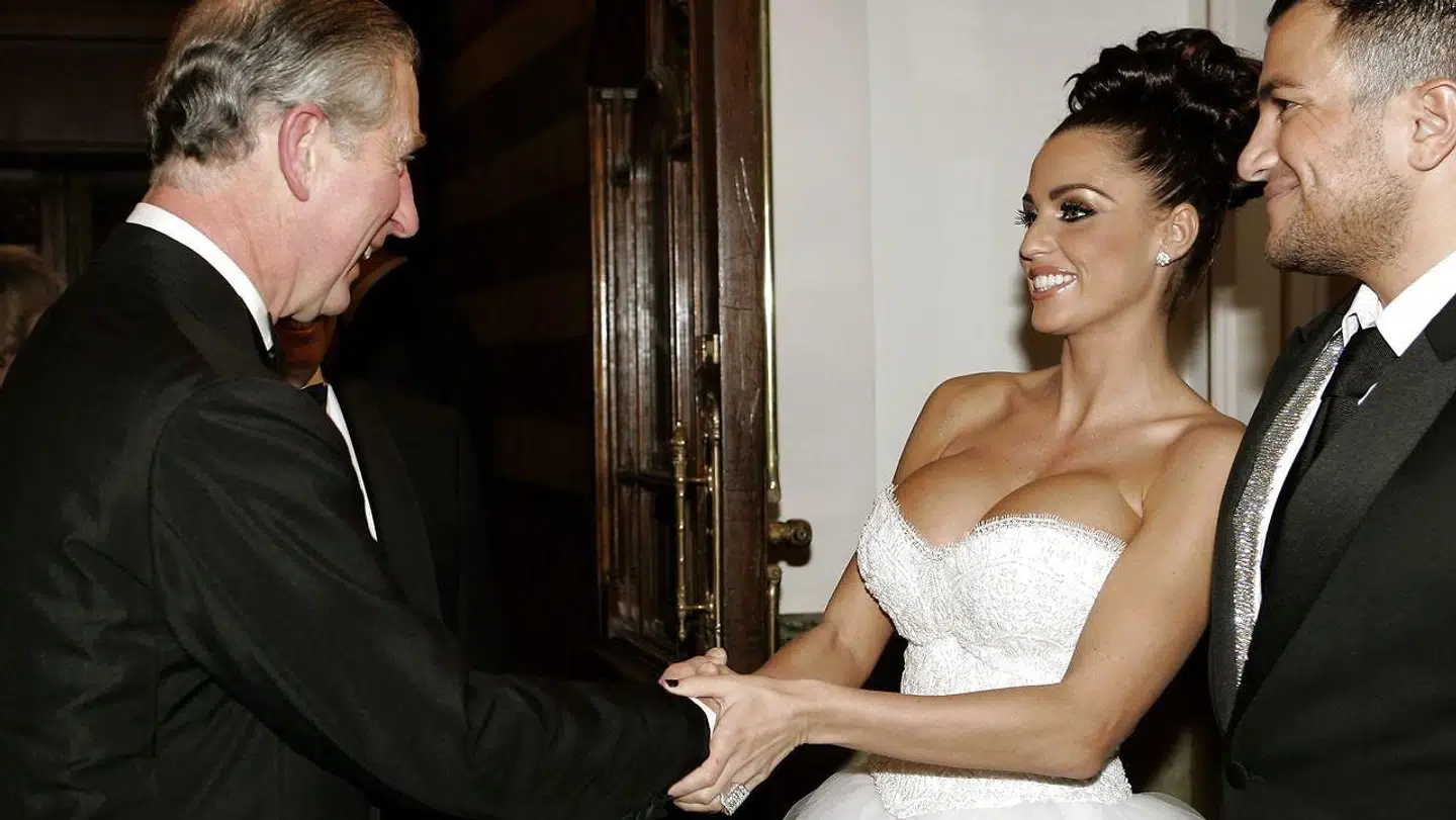 Her ses Katie Price, der også er kendt som Jordan, sammen med sin eksmand Peter Andre (t.h.) og prins Charles.