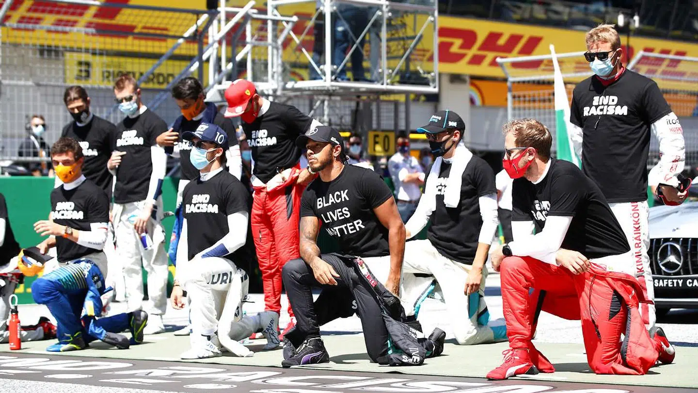 Lewis Hamilton gik på knæ og havde iført sig en 'Black Lives Matter'-trøje. Andre var iført en trøje med skriften 'End Racism'.