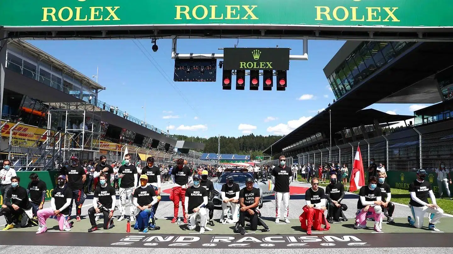 Nogle af kørerne viste deres støtte til kampen mod racisme ved at knæle. Andre blev stående bag et stort banner med skriften 'End Racism'.