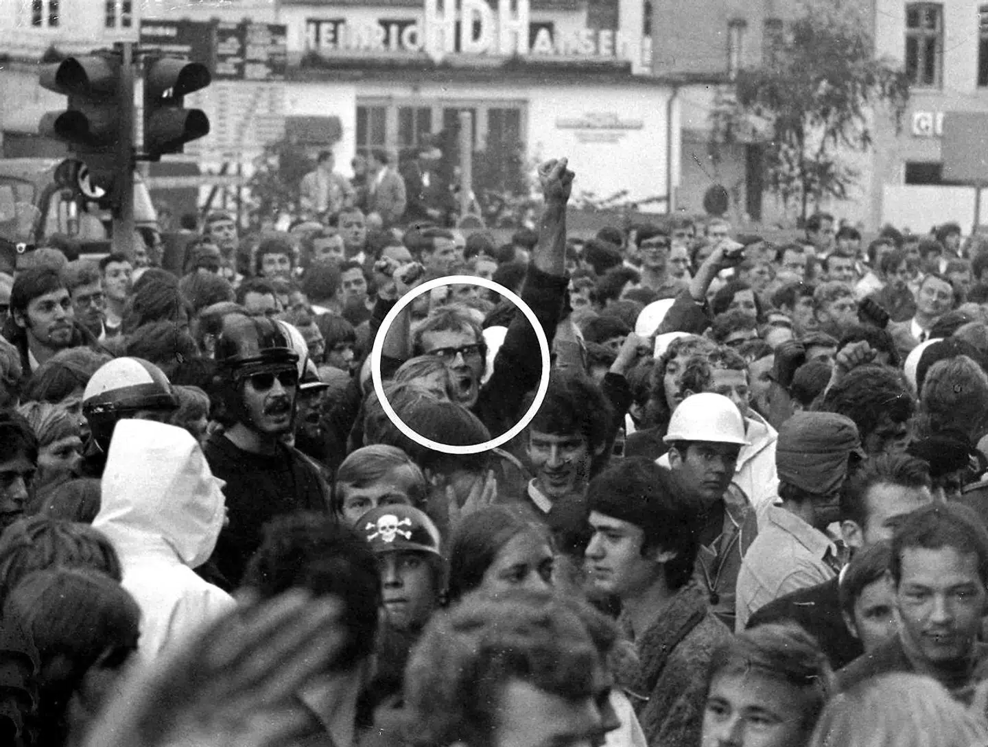 Mogens Amdi Petersen under den antinazistisk demonstration i 1969, hvor han blev anholdt for at kaste sten på en betjent.