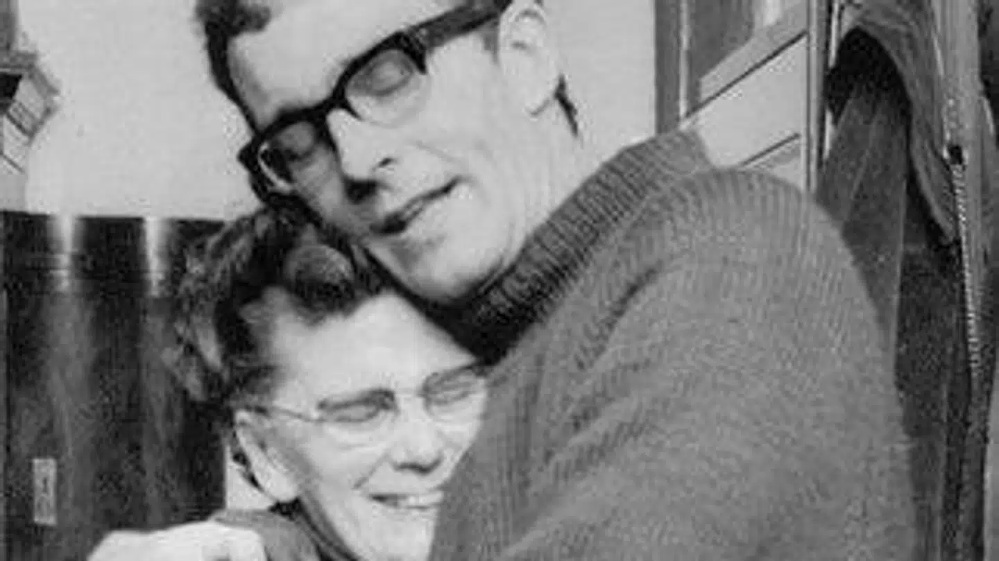 Da Amdi Petersen blev løsladt fra det tyske fængsel i oktober 1969, satte hans gamle mor, Eva Petersen, sig resolut ind i sin bil i Svendborg og kørte til Sønderjylland for at tage Lille Amdi (hendes mand hed også Amdi) i sin favn.