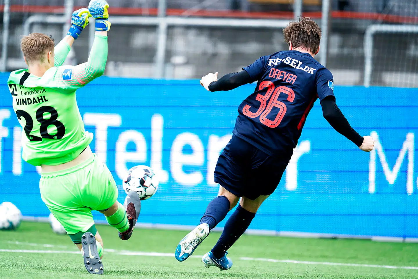 Det er her, at Anders Dreyer brænder den kæmpe chance, der kunne have bragt FC Midtjylland på 2-0.