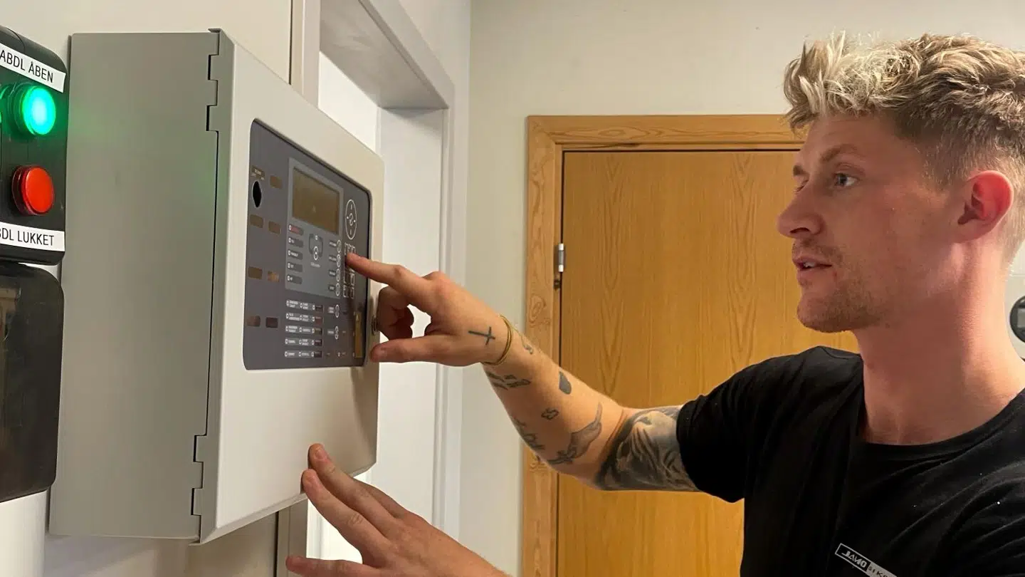 I 2023 arbejdede musikeren Kevin Andreasen, der går under kunstnernavnet Bro, som elektriker, hvor han installerede alarmer for JAMO-sikring. Foto: Arkiv