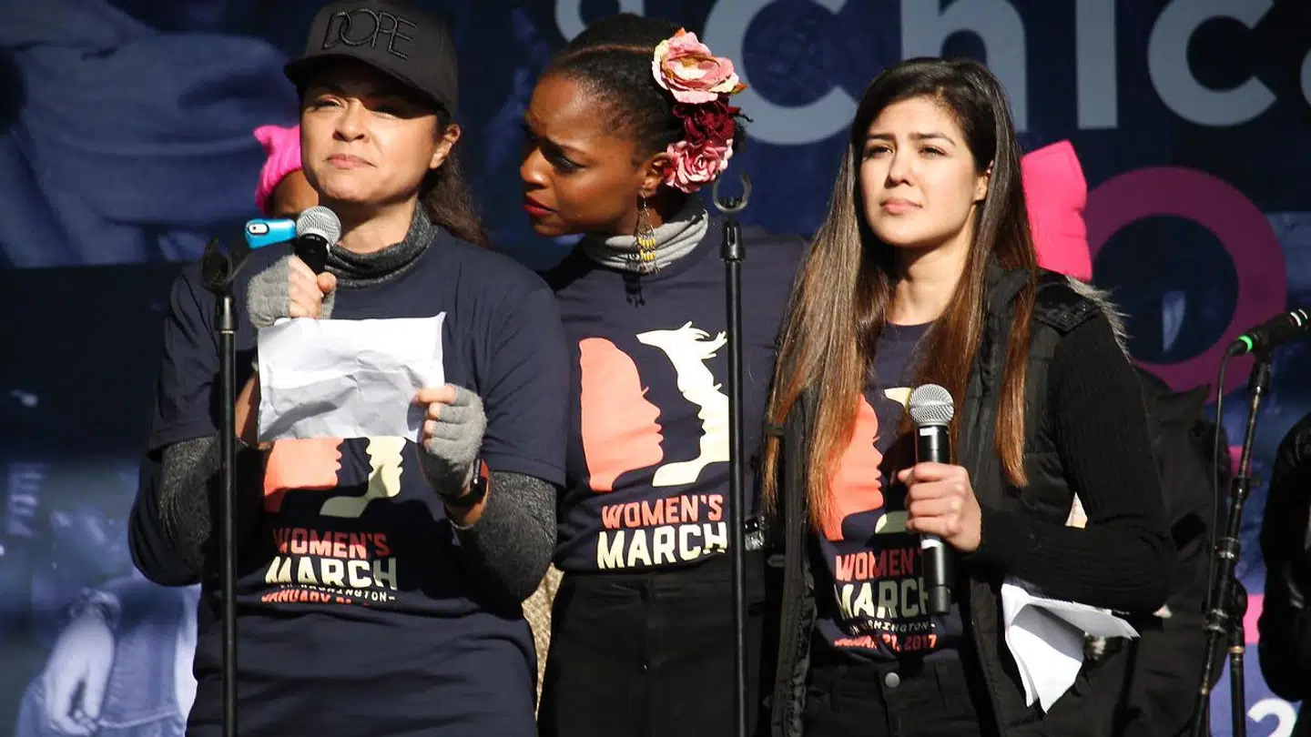 Samantha Marie Ware ses her i midten ved en demonstration imod præsident Donald Trump.