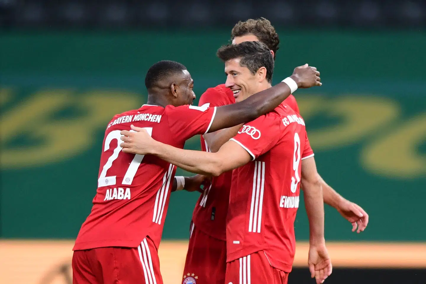 Både David Alaba og Robert Lewandowski var blandt målscorerne, da Bayern München vandt den tyske pokalfinale. Pool/Reuters