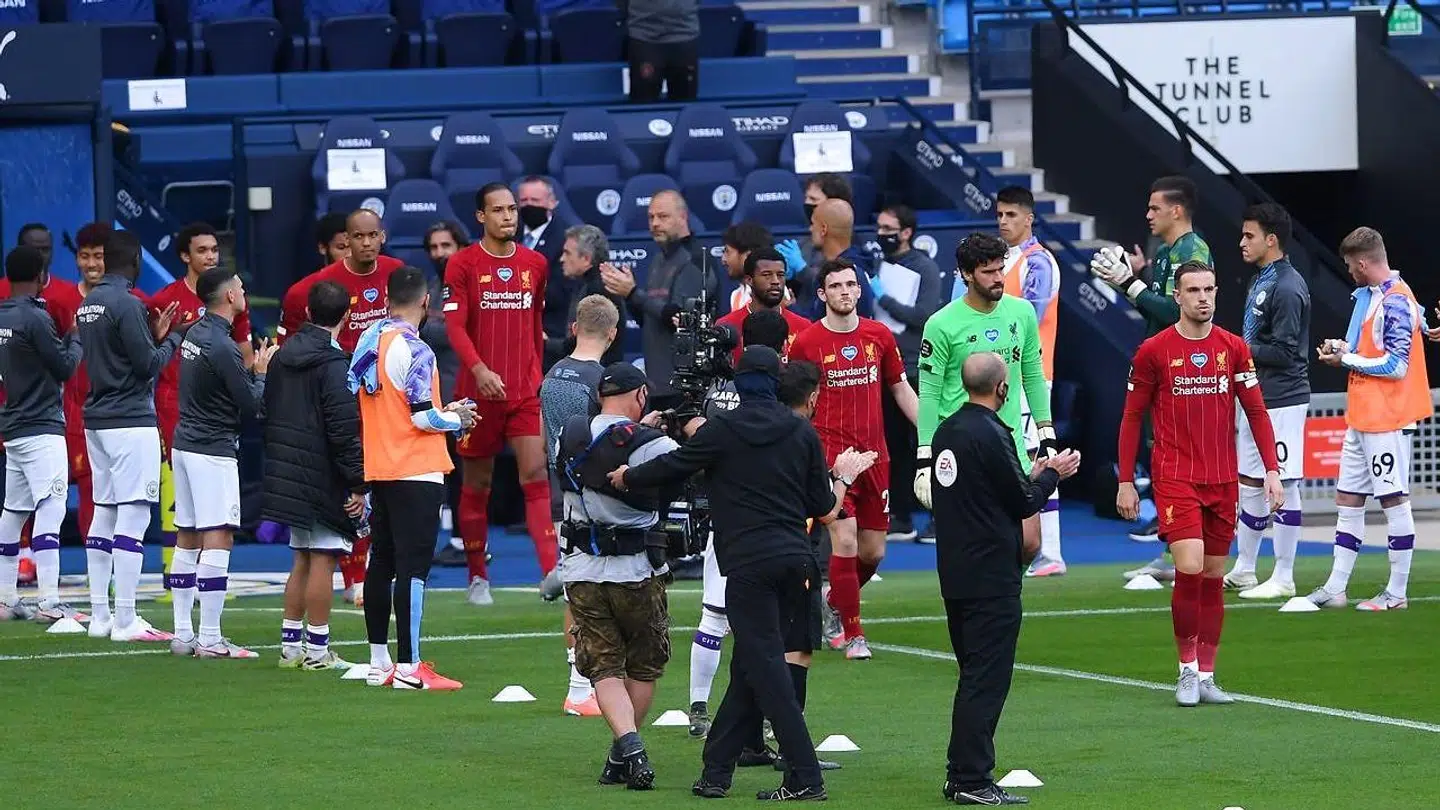 Med strakte arme og en vandflaske i hånden stod Bernardo Silva passivt og så på under æresporten for Liverpool.