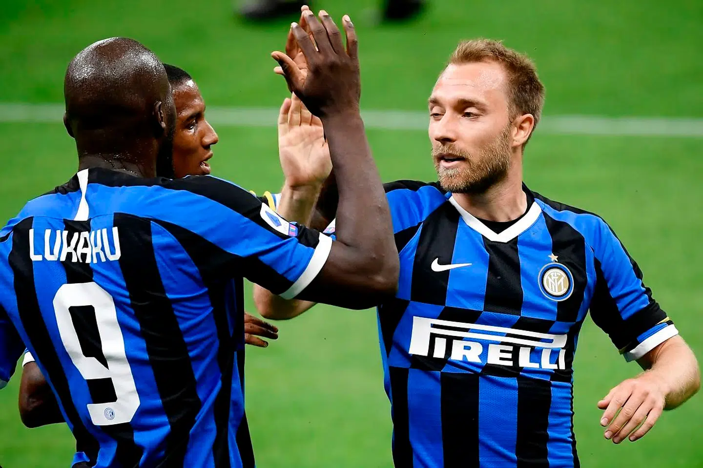 Christian Eriksen fejrer en scoring for Inter med Romelu Lukaku (tv.) og Ashley Young (midten).