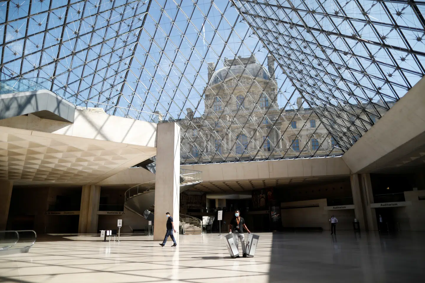 Ansatte på Louvre gør klar til igen at tage imod gæster efter coronanedlukningen. (Arkivfoto). Charles Platiau/Reuters