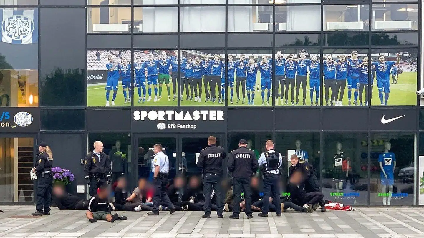 Nogle AaB-fans blev placeret i futtog foran stadion.