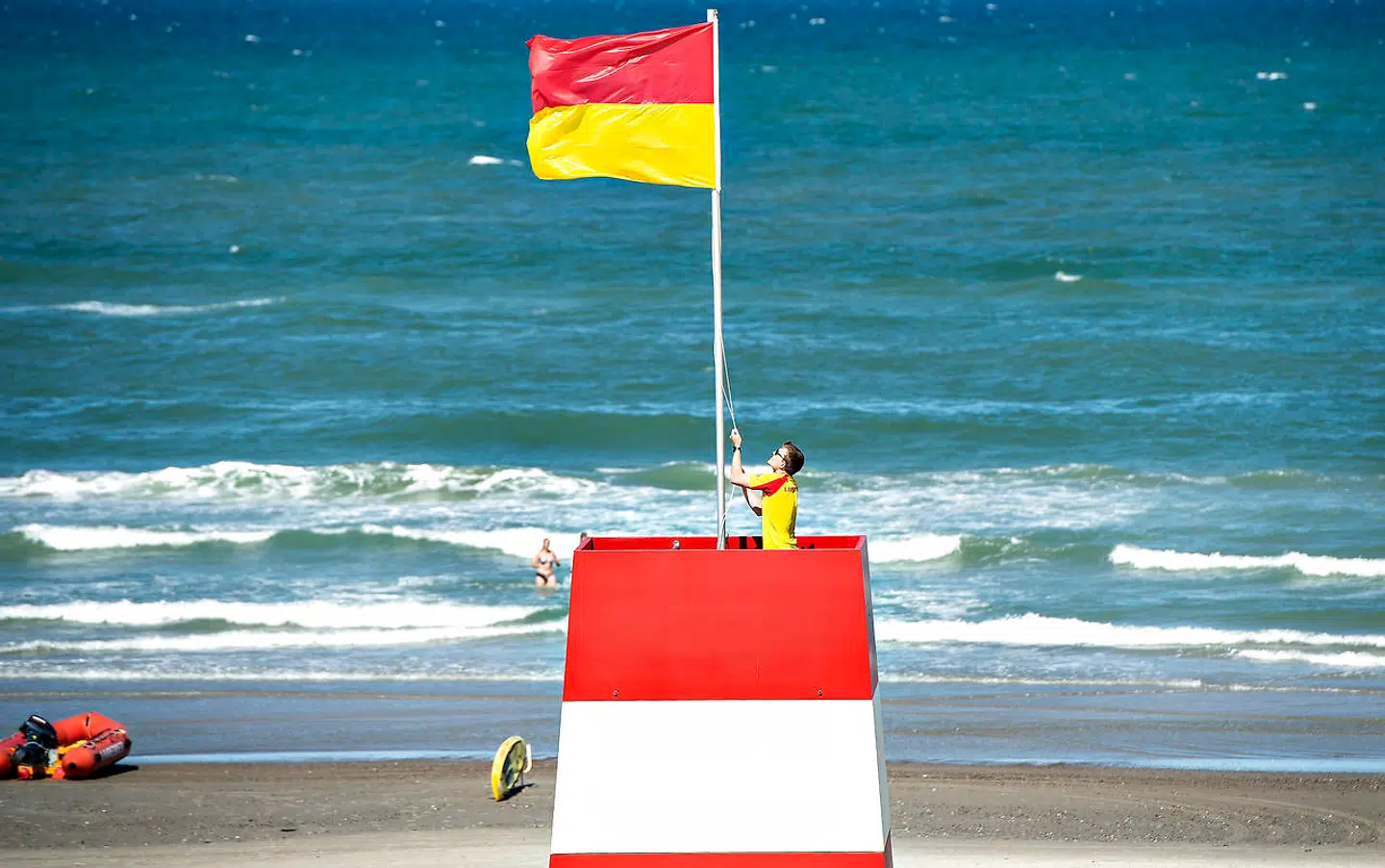 Søndag og mandag må livredderne ved den nordligste del af Vesterhavet regnes vindstød af stormstyrke. Så flagende vil nok blafre rigtig meget disse dage. (Foto: Henning Bagger/Ritzau Scanpix)