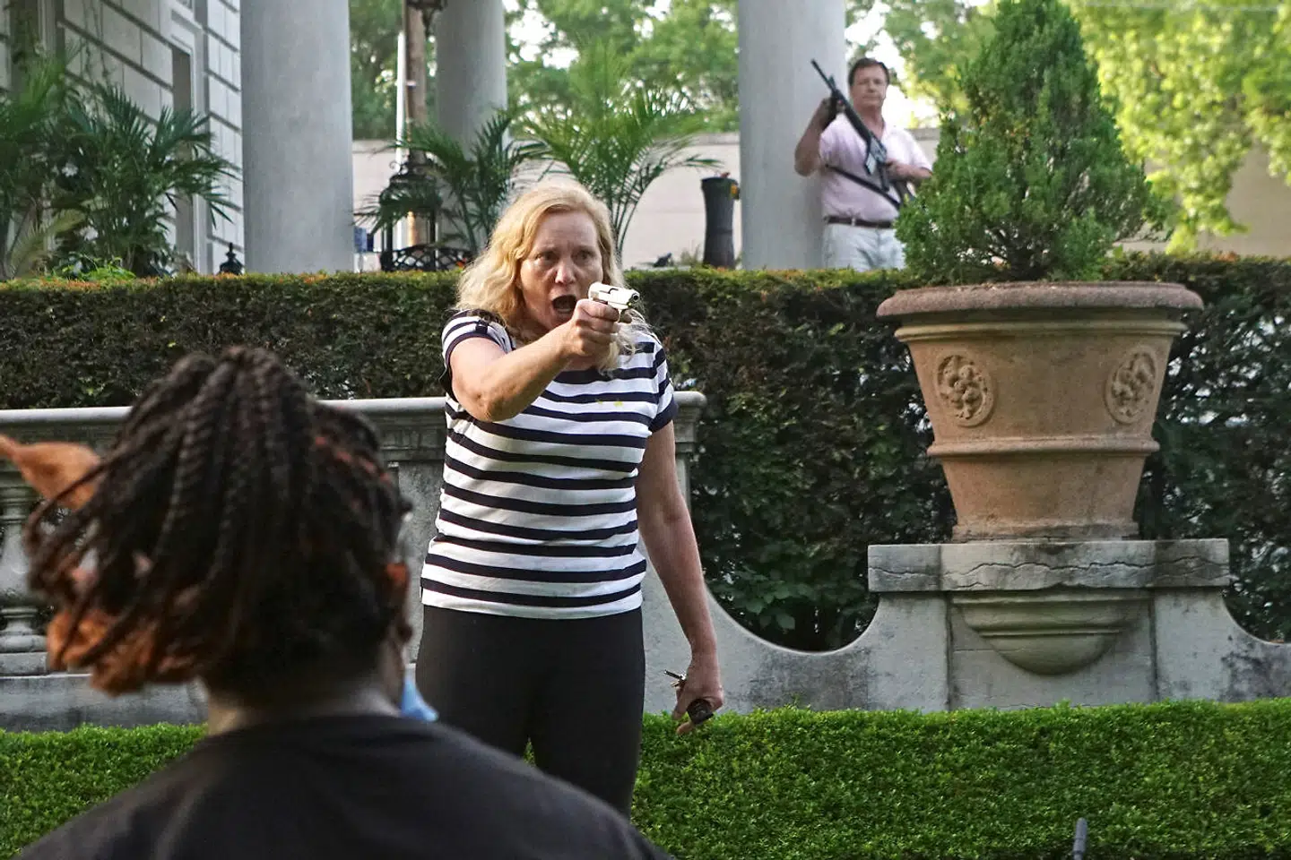 Mark og Patricia McCloskeys i deres egen forhave.