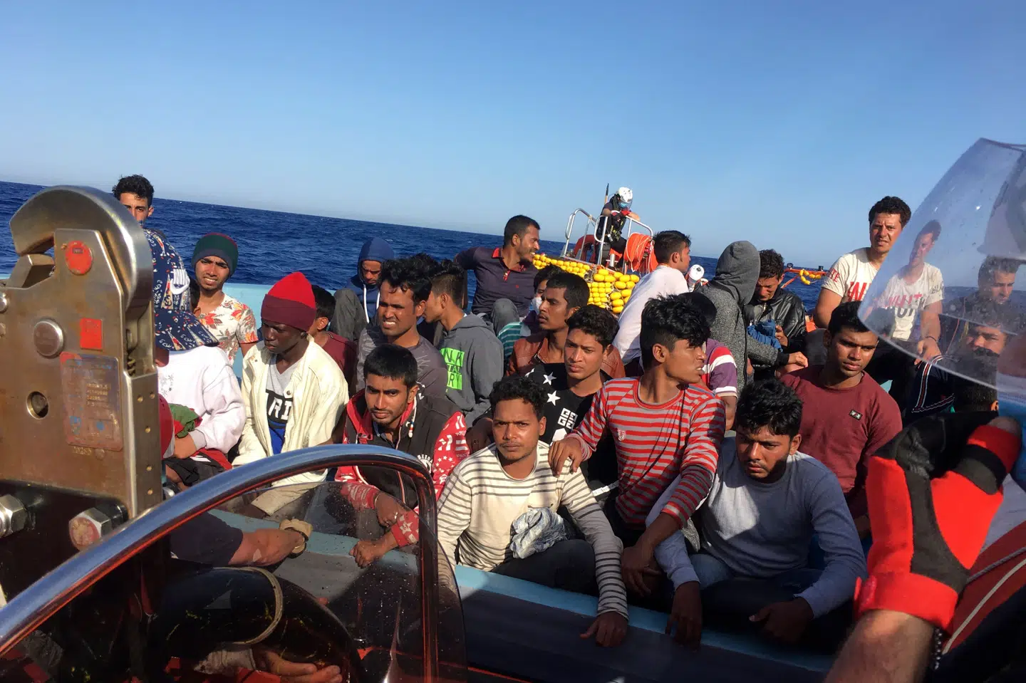 Migranter på det norskejede skib Ocean Viking som har meldt om en nødsituation på grund af manglende mad om bord. (Arkivfoto fra skibet den 25. juni). Shahzad Abdul/Ritzau Scanpix